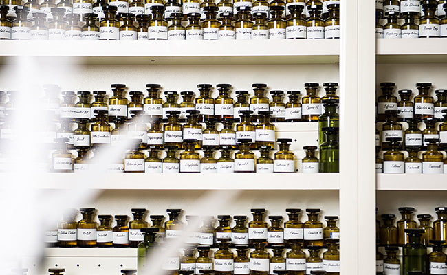 Ensemble de fioles contenant plusieurs matières premières de la parfumerie.